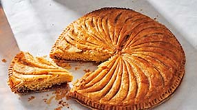 Pastelería obrador, gallete de rois, un postre típico fránces.